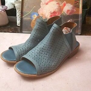 Soft sandals size 8.5